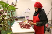 ساطوری کردن گوشت در مغازه &laquo;خانوم قصاب&raquo;