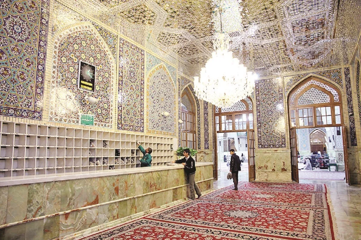 غبارهای میز کفشداری را روی صورتشان کشیدند