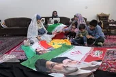 همدلی سه نسل از خانواده در دوخت پرچم ایران