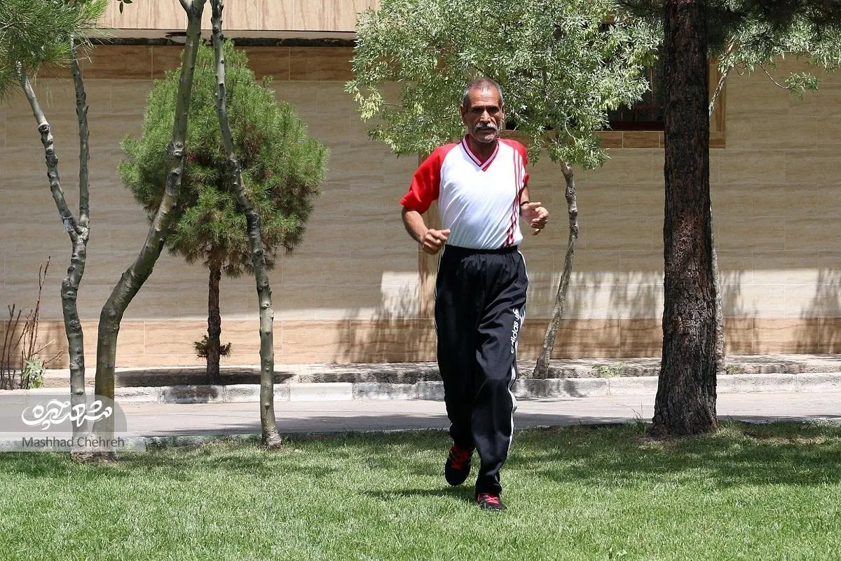 قهرمان دهه ۴۰ دوومیدانی استان، همچنان می‌دود