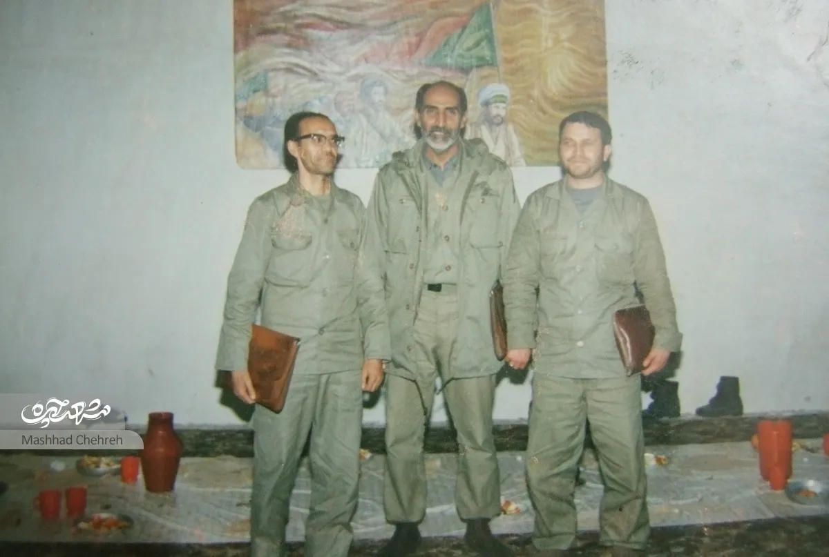 حاج محمود اکبرزاده، مداح و یار انقلابی رهبر شهید است.
