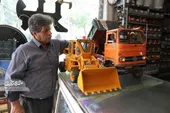 رضا جان&zwnj;مشهدی لودر دست&zwnj;سازش را به سنگرسازان بی&zwnj;سنگر تقدیم کرد