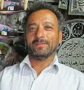آقامحمد در پررفت&zwnj;وآمدترین معبر محله خواجه&zwnj;ربیع نقاشی می&zwnj;کند